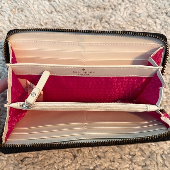 Kate Spade Black Wallet with Apple Print - Picture 8 of 11